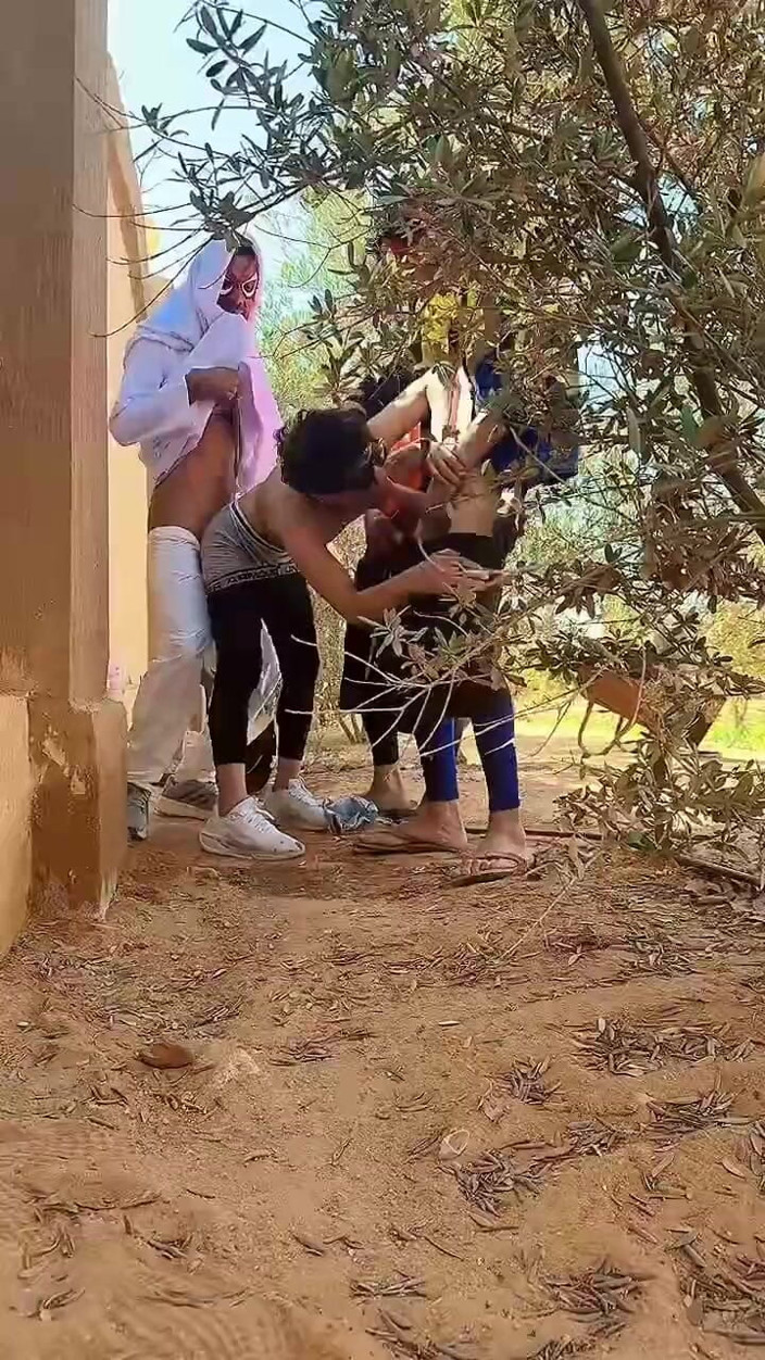 Arab gay sex: Orgia all'aperto