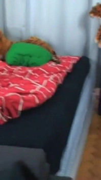 Tânăra este de acord să filmeze un videoclip porno pentru prima dată