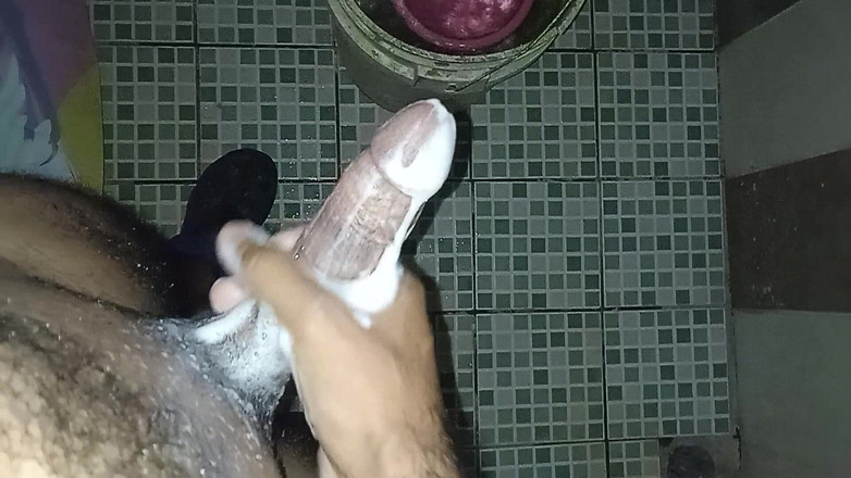 Cute boy jerks off: समलैंगिक आदमी अपने साथी के बारे में सोचकर हस्तमैथुन करता है जो देश की यात्रा पर गया था