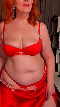 Roodharige in Scharlakenrode Lingerie Maakt Je Gek