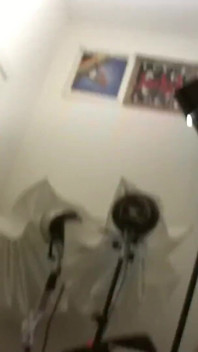 Sevgilim büyük koyu saçlı sürtük kız arkadaş amının içinde bir yarağa sahip olmanın ve sakso çekmenin tadını çıkarıyor