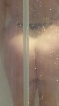 Julie lagi siap-siap di kamar mandi