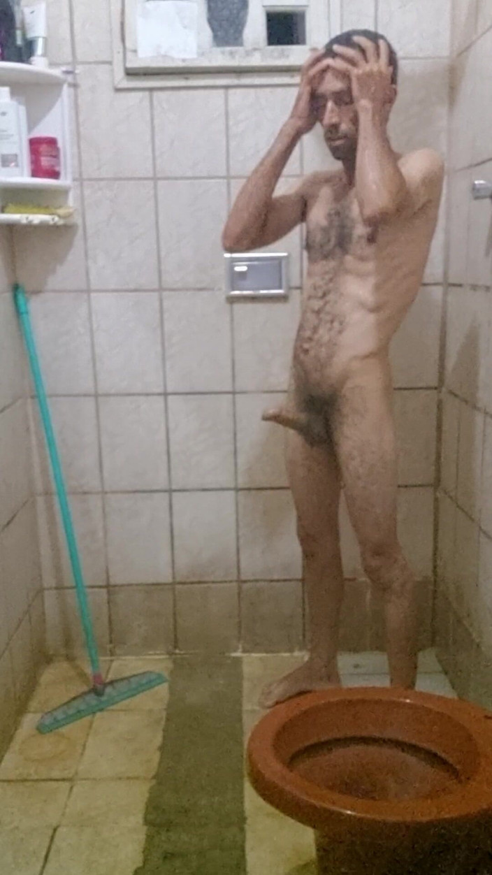 osmar1221: Io faccio la doccia duro e mi sego fino a...