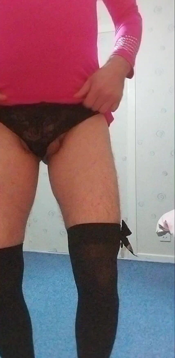 Cindy Belfast: Blonde sissy würgt um schwanz