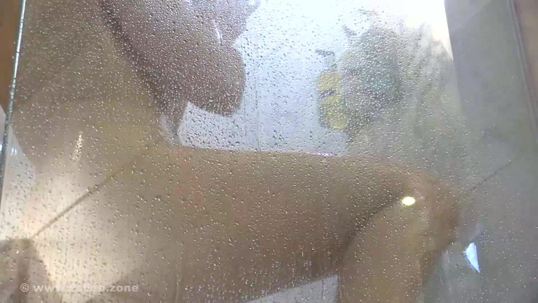 Nude Sportswomen: 裸のスポーツウーマン - 2つのシャワーシーン