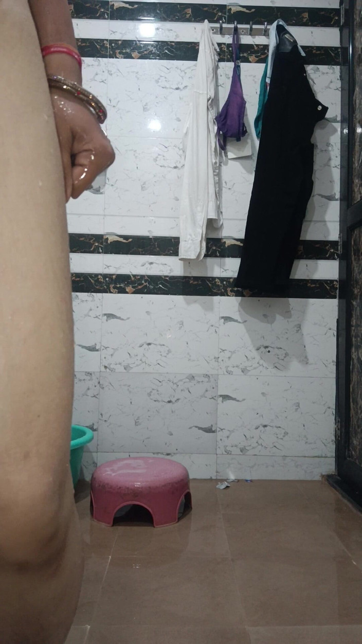 Priya hot 77: Priya Bhabi Sexy koupelová show