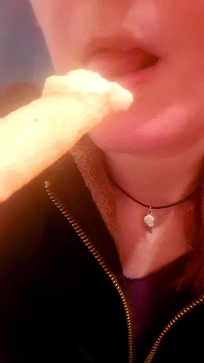 Ana Liz: Kinky Girl Sucks Potatoes