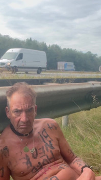 Naken längs motorvägen