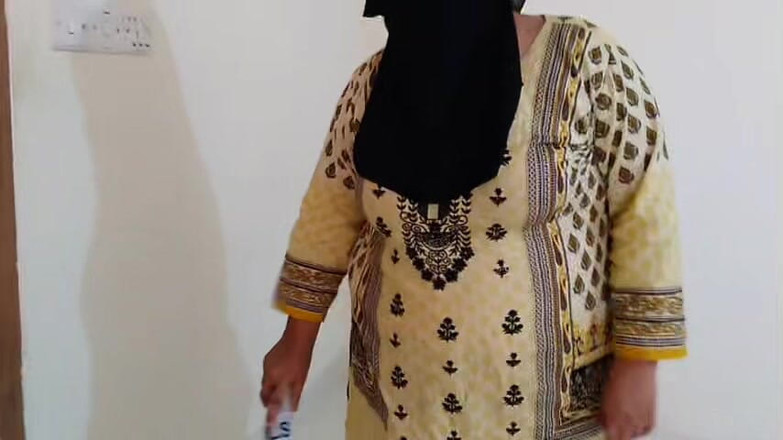 Aria Mia: पंजाबी हॉट नौकरानी मेरे कमरे को साफ करती है फिर मैं उसकी गांड चुदाई देता हूं क्योंकि मेरी पत्नी आज घर पर नहीं है