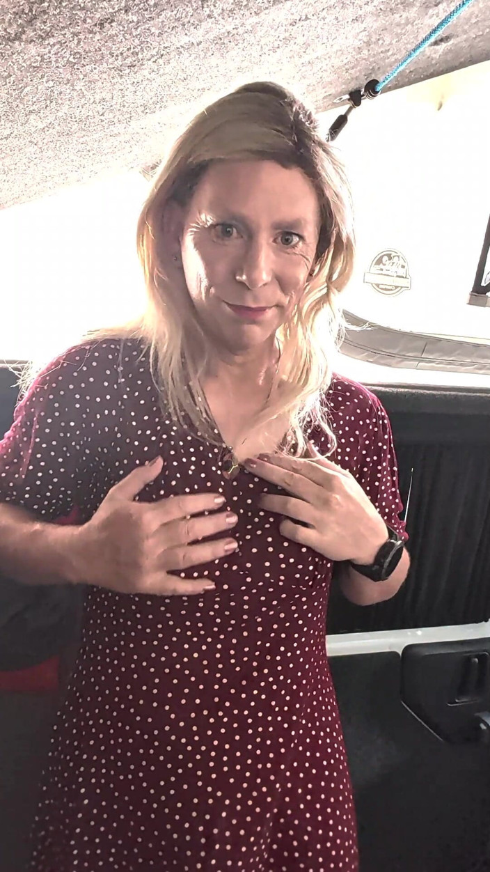 NikkiGee: Riding a Dildo on Holiday