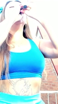 Een Speeltje Van Meer Dan 1 Meter Inslikken Op Het Terras Van Mijn Huis Dubbele Camera