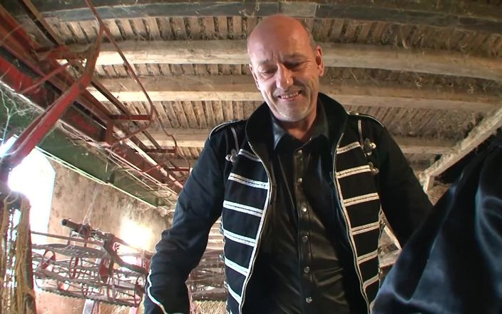 BDSM Deutschland: Sie wird auf dem Wagen gefesselt und mit Stahlnägeln und...