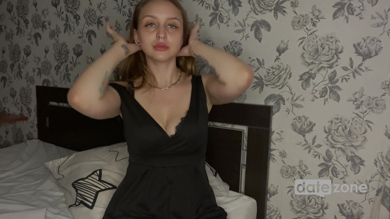 Datezone: Erstaunliche amateurin in sexy strümpfen spreizt ihre beine weit