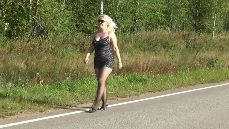 Nylon-Heels: Красива жінка в короткій сукні