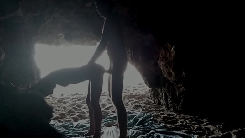 Magia Rosa: Couple recorded at the beach, inside the cave