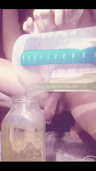 我坚持我的小便 15 小时，是 1.5 升！