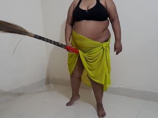 Aria Mia: Servitoarea desi este excitată sexual în timp ce zdrobește casa și face...