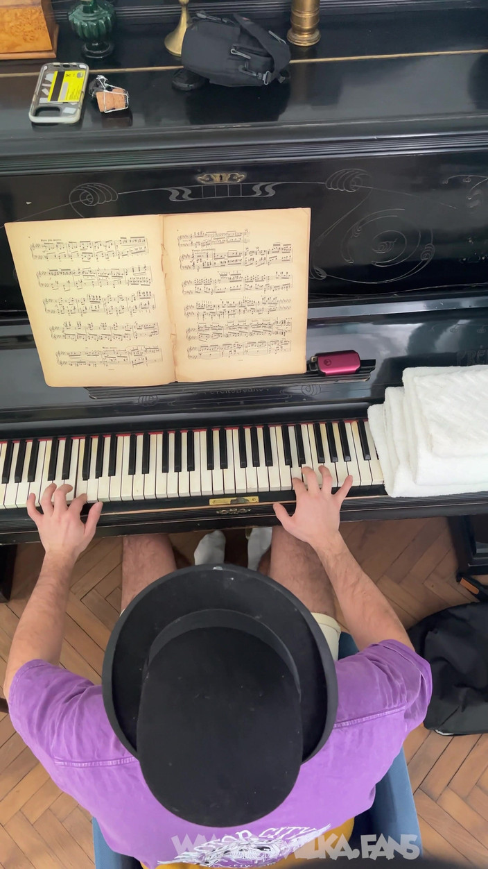 Milana Milka: Verdomd heet orgiefeestje