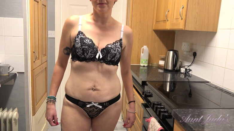 Aunt Judy's: Auntjudys - 부엌에서 자지를 빨아주는 귀여운 밀프 마누라 스칼렛(pov)