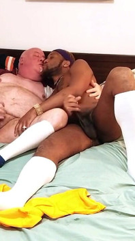 Entrenador y jugador se masturban!