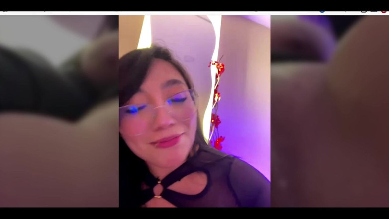 Tuckersabrina: 장난감을 제어할 때 사용자에게 따먹히는 충동을 참을 수 없어