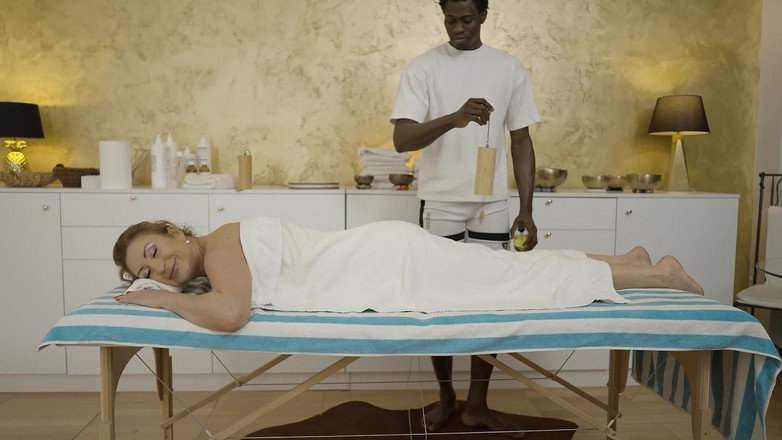 Old & Young: Я трахаю возбужденную милфу в моей массажной студии. Она дает ей все.