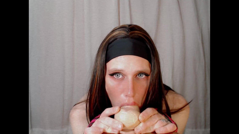 SissyFemboySumisa: Sissy Babytgirl94 treina sua garganta profunda sem piedade e grande...