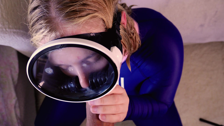 JessieHH: Trénink dechu a kouření s obrovskou maskou na obličej