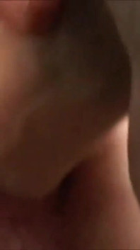 Si rambut coklat bermain dengan dildo