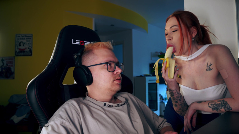 Toma Mur: Stepmom Seduces Stepson Under Desk for Facial While He Games