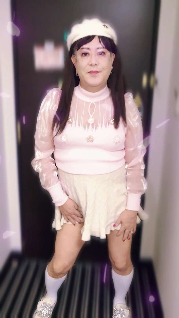 Saori_M: Cewek imut dengan baju feminin lagi asik masturbasi sambil berdiri