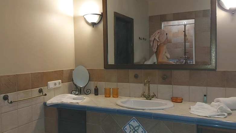 GinnaGg: 在按摩浴缸里洗澡的女孩