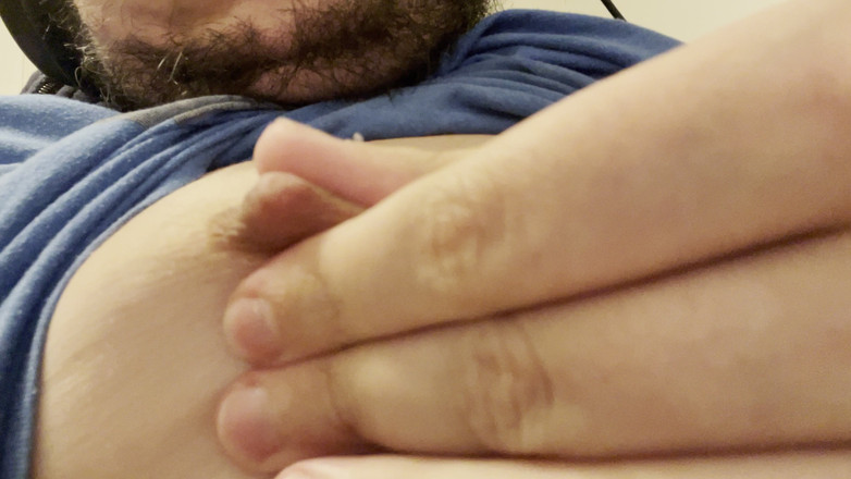 Aimeronds: 噛みつきと乳首を見せる