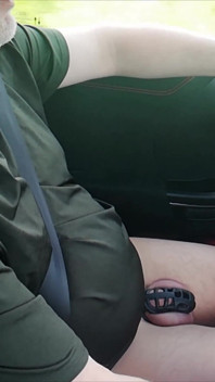 Fetiche de náilon na busca pela estrada de terra no carro