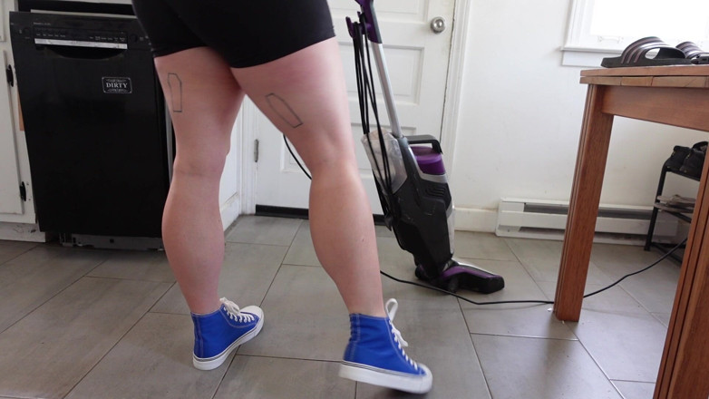 Deanna deadly: Le scarpe da ginnastica muscolose si possono vedere mentre si...