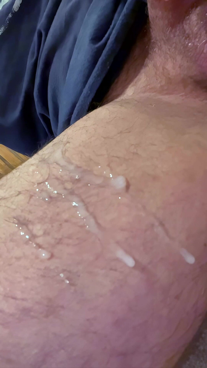 NakedFoxx: ストレートフレンドの家でのリスキーなオナニー - 捕まるのを必死に!