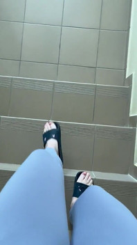 POV: der Sound von Flip-flops beim Gehen in grauen Leggings