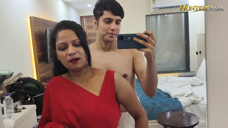 hunter Asia: Bhabhi bertetek besar dalam saree merah dikongkek