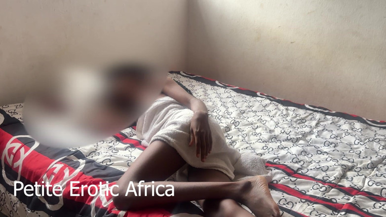 Petite Erotic Africa: Afrykańska nastolatka uwielbia świeżo w łazience
