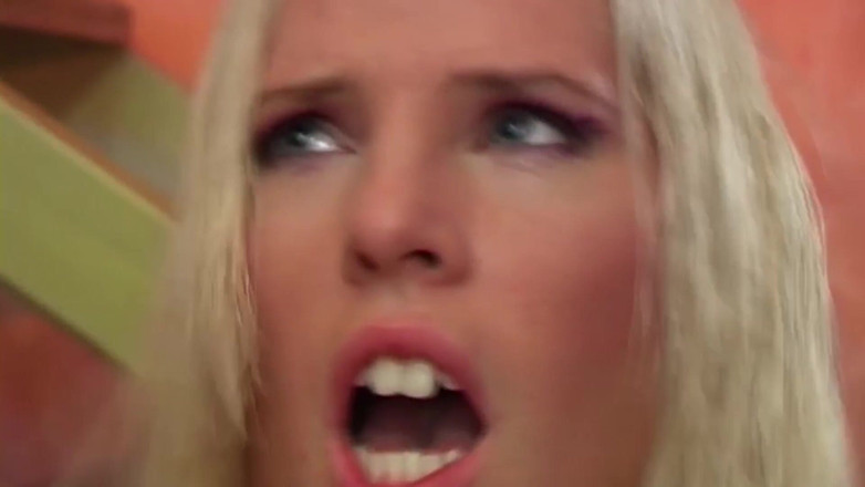 DOMINATRIX6: Des salopes excitées laissent des inconnus leur éjaculer dessus !