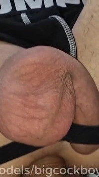Lauter schwuler mann stöhnt und schreit vom orgasmus im sperma