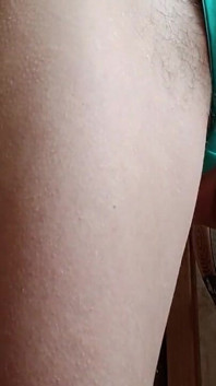 Ragazza magra con figa pelosa si masturba e viene veloce