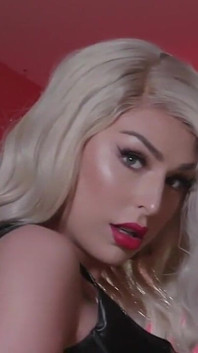 Jediná věc, která dostane Chanel Santini tvrdší než cokoli, je nadržené publikum!