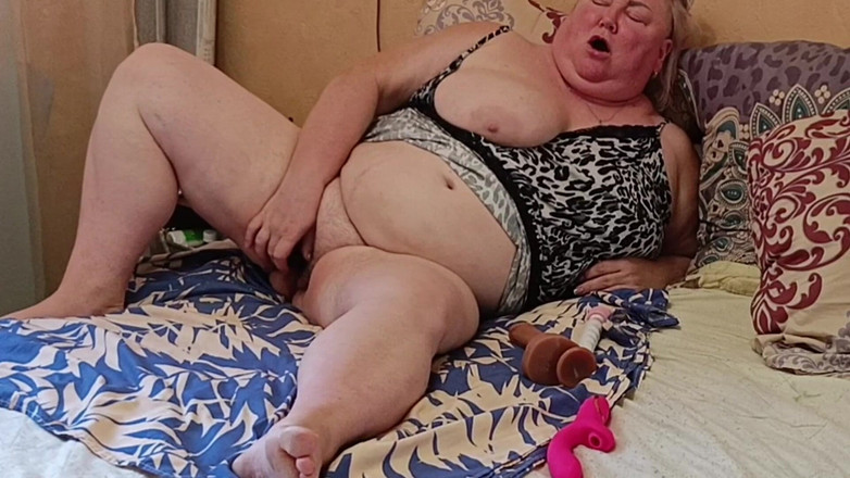 Zona901: Madrasta com buceta grande se masturba com brinquedos