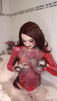 Mad moxxi rimozione di vernice per il corpo disordinato in bagno