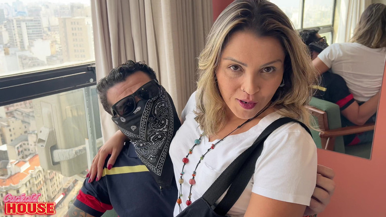 CuckoldHouse: Milf casada cumple la fantasía de tener sexo con 2 extraños...