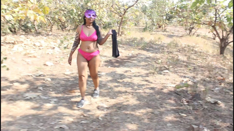 Indian Bhabhi: Mature Indian Mona Bhabhi Wild Outdoor Tease