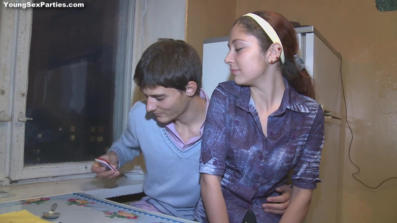 18 Videoz: Teen russe si fanno sbattere le fighe in un quartetto