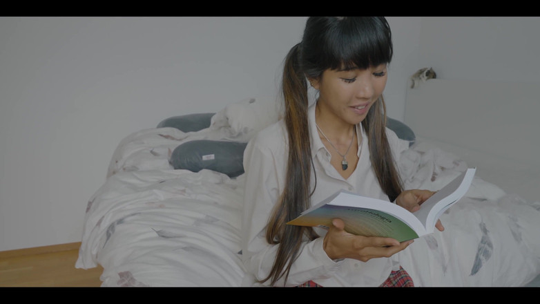 DaringKiara: 大学から帰ってきたばかりなので、まだ学生服です