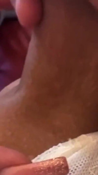Il ragazzo etero mi ha dato il suo cazzo per succhiare e mi ha scopato